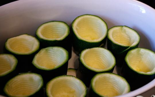 1. Этап. Фаршированные кабачки: 1. До полуготовности отвариваем рис, воду сливаем. Пока отваривается рис, занимаемся остальным. Нарезаем молодые кабачки поперек, частей на пять-шесть, после ложкой или столовым ножом вынимаем мякоть из каждой части. Должны получиться стаканчики.