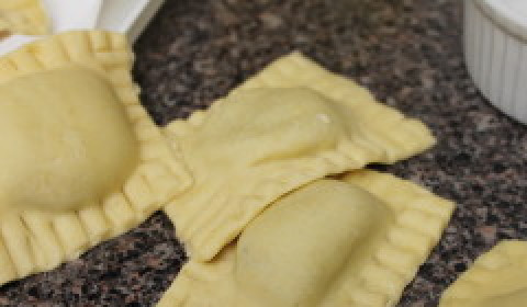 1. Этап. Равиоли грибные: Готовые равиоли варите в кипящей воде 5 минут.