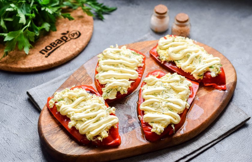 1. Этап. Болгарские рулетики: Выложите почищенный перец на рабочую поверхность. После смажьте перец приготовленной массой, добавьте немного майонеза, по желанию.