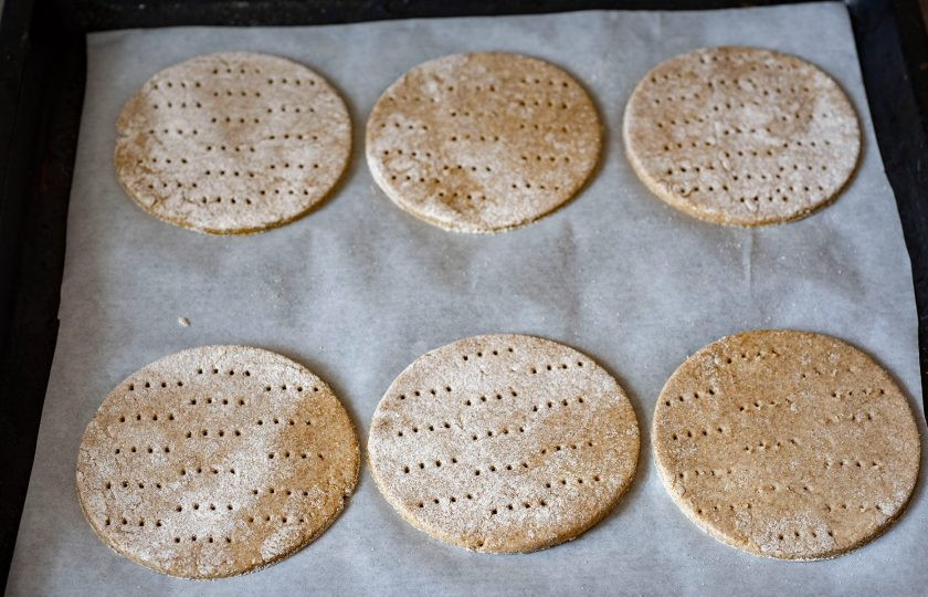 1. Этап. Ржаные лепёшки на кефире: Все заготовки лепешек переложите на противень, застеленный пергаментом для выпекания, каждую заготовку наколите вилкой. Выпекайте лепешки в уже разогретой до 180 градусов духовке примерно 10-15 минут.