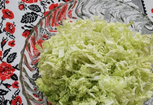 1. Этап. Салат Девичьи посиделки: Пекинскую капусту нашинковать тонкими лентами.