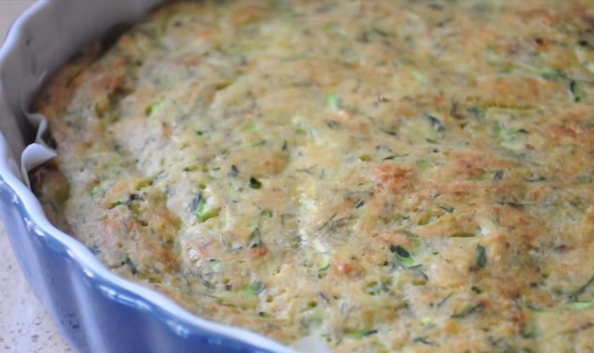 1. Этап. Летний пирог с кабачками и сыром: 3. Хорошо все перемешайте. Форму для выпекания застелите пергаментной бумагой и смажьте оливковым маслом. Вылейте тесто в форму, выпекайте в разогретой до 180 градусов духовке примерно 45 минут. Приятного аппетита!