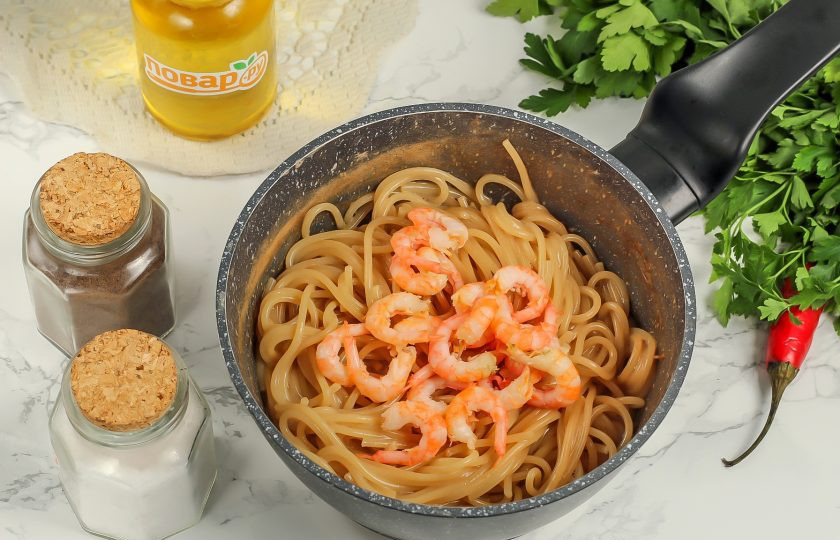 1. Этап. Паста с креветками а-ля по-японски: Когда спагетти будут практически готовы, добавьте в емкость очищенные креветки. Протомите еще 1-2 минуты, перемешав содержимое емкости.