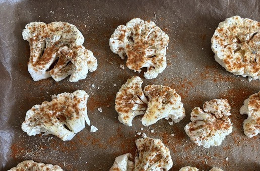 1. Этап. Цветная капуста, запечённая под моцареллой: Смазать оливковым маслом, посолить и поперчить, посыпать приправами. Выпекать при температуре 200 градусов минут 20 до зарумянивания. Ориентируйтесь на свою духовку!