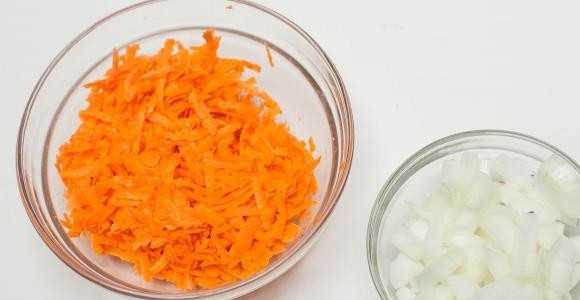 1. Этап. Гречка с грибами и мясом: Лук и морковку почистите и промойте. Лук нашинкуйте мелким кубиком, морковку натрите на крупной терке.