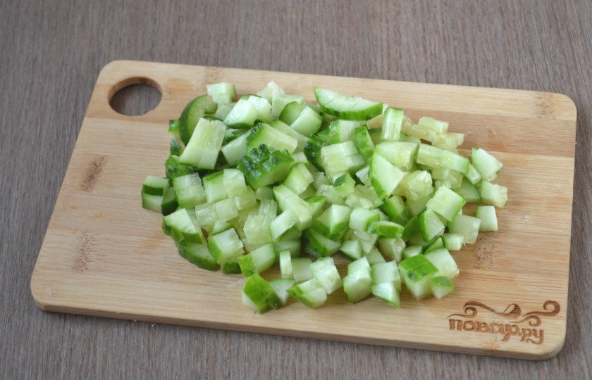 1. Этап. Салат Морской коктейль с креветками и кальмарами: Огурец порежьте мелкими кубиками. Если кожура не слишком твердая и огурец не выглядит 
