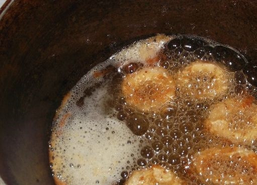 1. Этап. Кольца кальмаров в кляре: 4. Возьмите казанок, налейте оливковое масло и разогрейте до горячего состояния. Обжарьте кольца до золотистости на среднем огне в течение 5-7 минут.