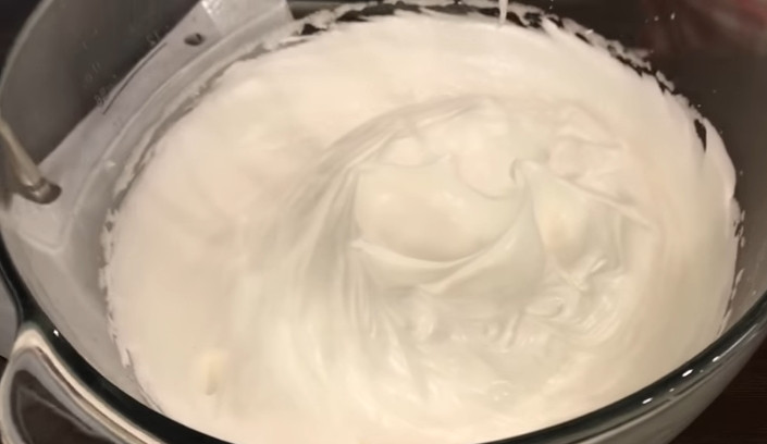 1. Этап. Шоколадный торт Захер: 2. Взбивайте белки на средней скорости до густой и плотной массы.