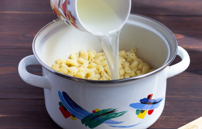 1. Этап. Паста с козьим сыром и помидорами: Когда паста дойдет до полуготовности, один стакан отвара отлейте для дальнейшего использования, остальное слейте. Оставленный отвар смешайте со сметаной и снова влейте в кастрюлю с пастой.