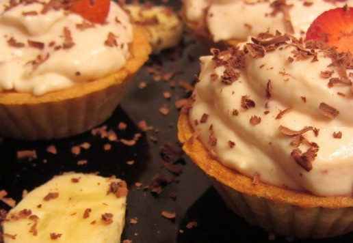 1. Этап. Самые быстрые пирожные: И столовой ложкой раскладываем крем по тарталеткам. Стараемся это делать максимально красиво) Оставшуюся ягодку режем пластинками и выкладываем на крем. Сверху посыпаем тертым шоколадом. Весь процесс приготовления пирожных занял 10 минут! Приятного аппетита и сладкой жизни вам и вашим близким!