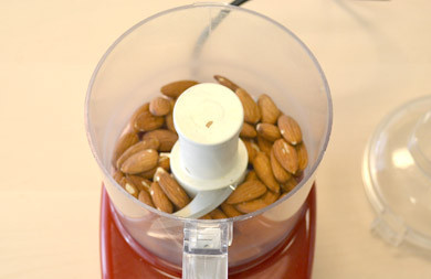 1. Этап. Открытый пирог с ягодами: 1. Начните с того, что отправьте в чашу блендера миндаль и измельчите его.