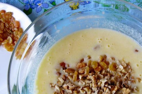 1. Этап. Кекс из сметаны: Грецкие орехи мелко нарубите, а изюм промойте. Добавьте оба ингредиента в тесто.