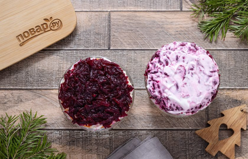 1. Этап. Шуба без селедки на Новый год: Последним слоем выложите свеклу. Промажьте ее майонезом и посолите. Уберите салат в холодильник на пару часов пропитаться.