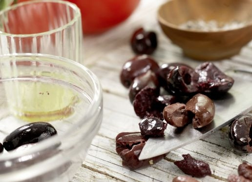 1. Этап. Салат из кальмаров классический: Оливки без косточек раздавите или нарежьте. Опустите их в уксус в отдельной мисочке.