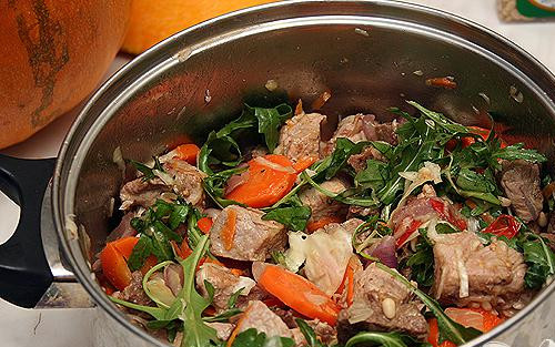 1. Этап. Тыква по-итальянски: 4. Мясо смешиваем с помидорами, квашеной капустой и порезанным перцем. Добавляем сливочного масла. Перемешиваем, добавляем кедровые орехи и рукколу. Все укладываем в тыкву.