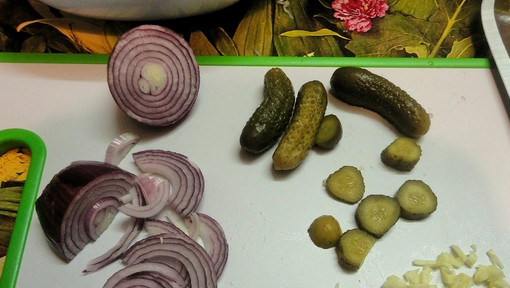 1. Этап. Салат из квашеной капусты и огурцов: 2. Нарезаем все ингредиенты.