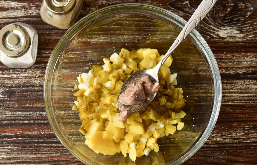 1. Этап. Оливье с печенью трески: Добавьте в салат печень трески.