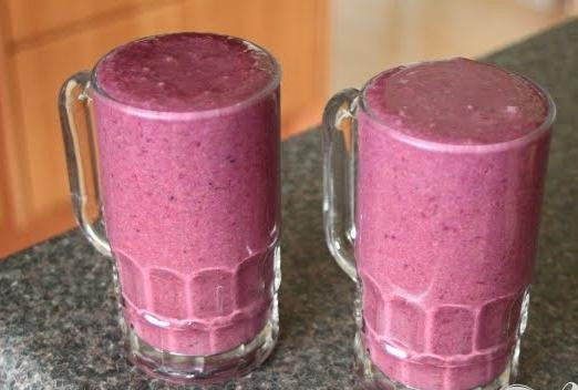 1. Этап. Витаминный напиток из персика и черники: 5. Разлейте готовый коктейль по высоким бокалам, украсьте на свой вкус и подавайте к столу.