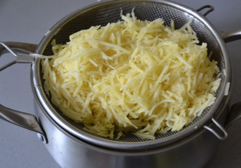1. Этап. Хашбраун как в Макдональдсе: Натёртый картофель прямо в сите поместите в кастрюлю и доведите до кипения, при необходимости перемешайте, чтобы картофель готовился равномерно.