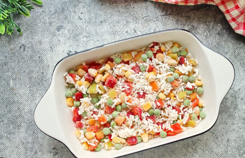 1. Этап. Гавайская запеканка: Форму для запекания смажьте растительным маслом и высыпьте в нее гавайскую смесь, не размораживая.