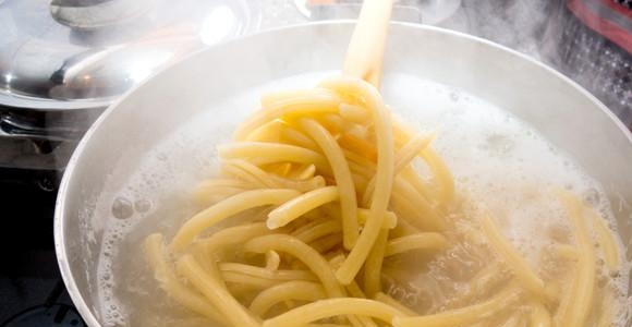 1. Этап. Паста Карбонара с беконом: В кипящую подсоленную воду отправьте спагетти и отварите их по инструкции на упаковке.