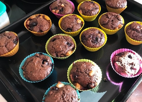 1. Этап. Шоколадные кексы с бананом и черной смородиной: 7. Дайте кексам немного остыть в формах и доставайте. Готово!