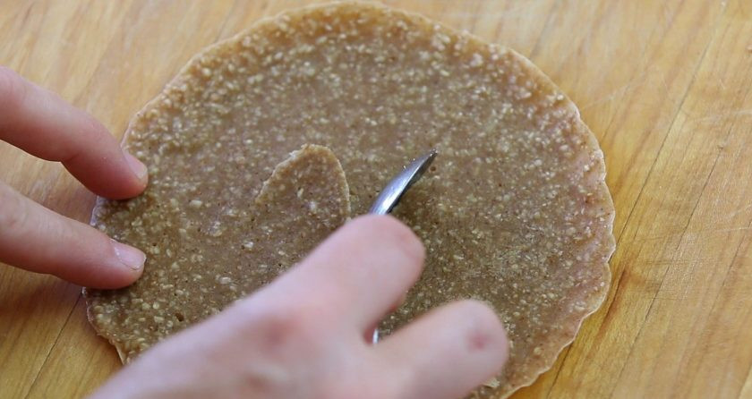 1. Этап. Гречневые блины с начинкой: 6. В центре блина сделайте два надреза в виде дуг. Это будут 