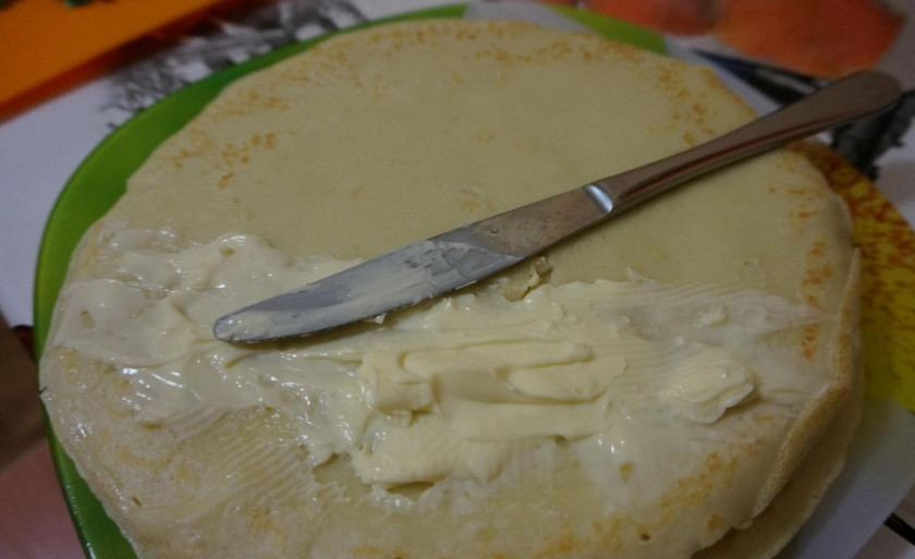 1. Этап. Блинные роллы со сливочным сыром и красной рыбой: Одну часть блинов промажьте сливочным сыром.
