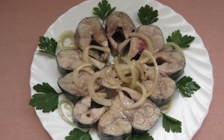 1. Этап. Скумбрия маринованная по-домашнему: Подаем маринованную рыбу с луком и свежей зеленью. Приятного аппетита!