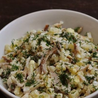 Салат с грудкой и грибами