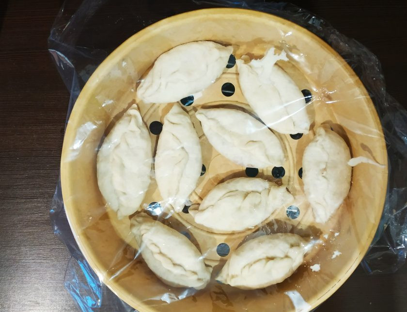 1. Этап. Манты по-корейски: Сделайте все манты таким способом, уложите в чашу пароварки. Накройте пленкой и дайте им ещё постоять 15 минут. Все, можно отправлять на пар.