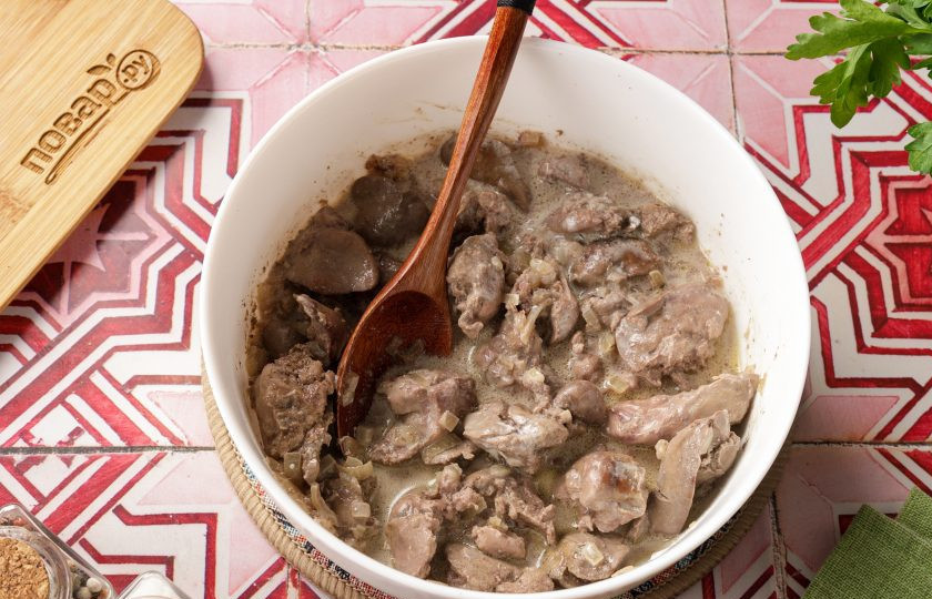 1. Этап. Печень в микроволновке: Перемешайте и отправьте в микроволновку на 2 минуты.