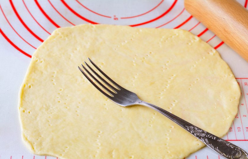 1. Этап. Торт Наполеон советский: Разделите тесто на 7-8 частей, каждую тонко раскатайте, проколите коржи вилкой в нескольких местах.