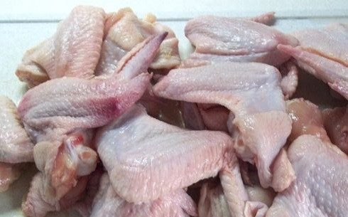 1. Этап. Куриные крылья барбекю: Куриные крылья тщательно промываем и обсушиваем. Затем посыпаем солью и черным перцем.