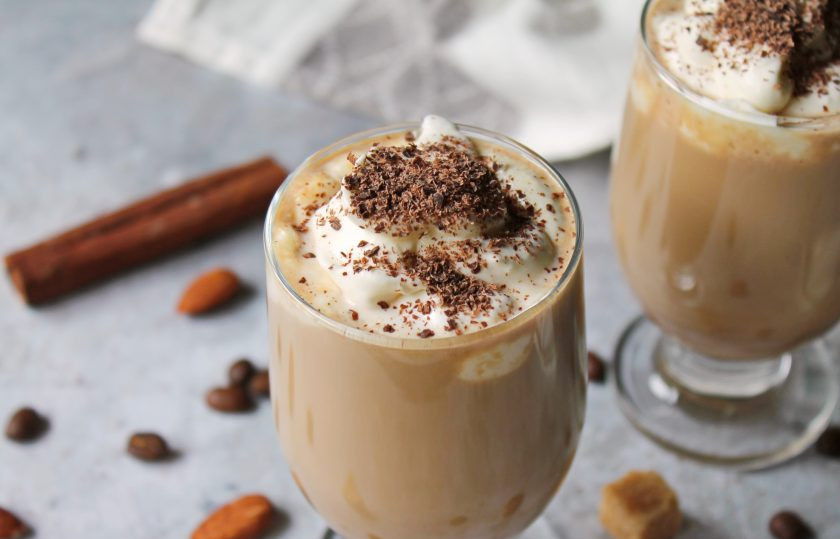 1. Этап. Кофе с марципаном: Сливки взбейте в пышную пену, выложите поверх кофе. Посыпьте тертым шоколадом и сразу подавайте к столу.