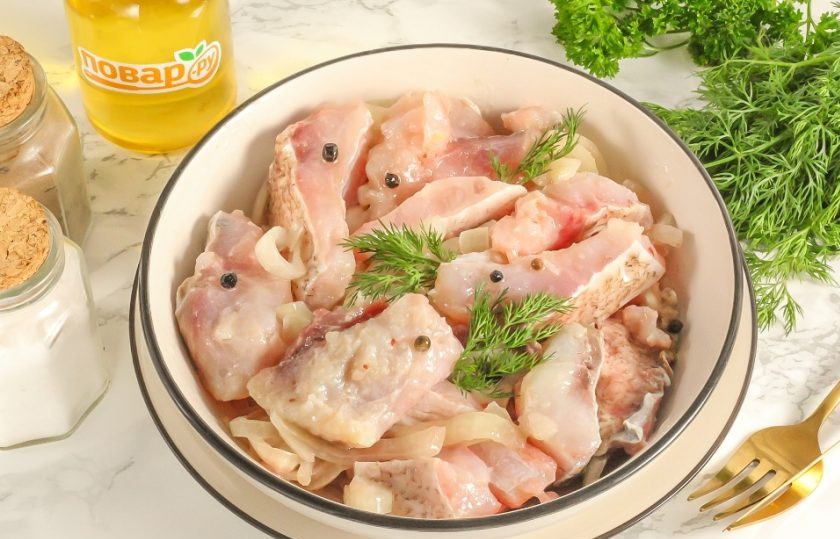 1. Этап. Селедка из толстолобика: Спустя указанное время закуска будет полностью готова. Выложите ее в салатник, украсьте свежей зеленью и подайте к столу.