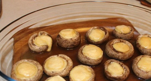 1. Этап. Шампиньоны, запеченные с сыром: Шампиньоны посолить и поставить в разогретую до 150 градусов духовку. Выпекать 20 минут. Шампиньоны должны пустить сок, сыр - расплавиться.