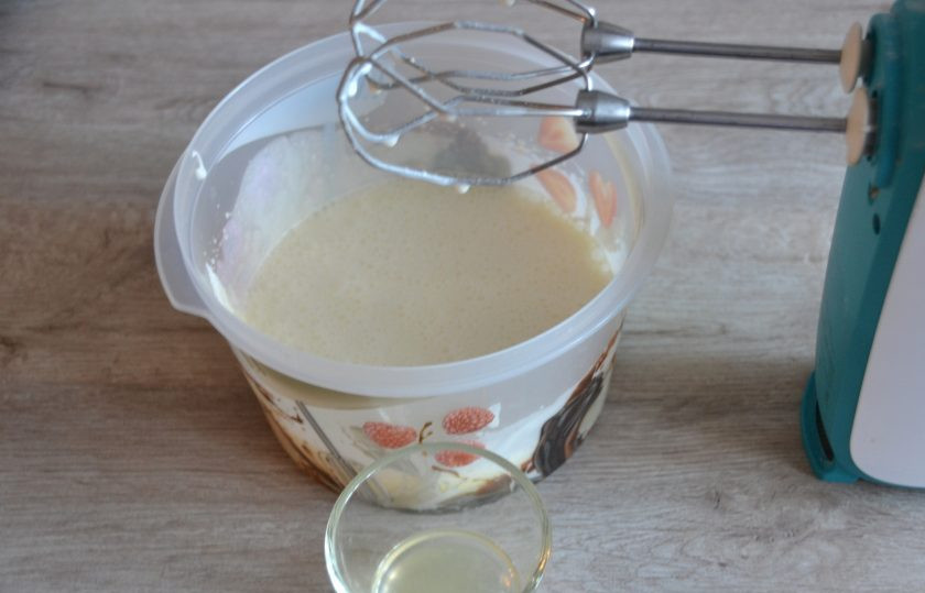 1. Этап. Морковный торт с вишней: Влейте в сметанную массу 25 мл. лимонного сока и взбейте до загустения. После добавления лимонного сока крем должен загустеть. Готовый крем уберите в холодильник до момента применения.