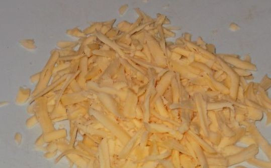 1. Этап. Салат из печени и сыра: Сыр также натираем на крупной терке.