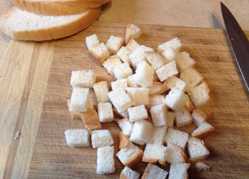 1. Этап. Суп из сыра: В первую очередь приготовим сухарики к супу. Нарезаем ломтики белого хлеба на небольшие кубики.