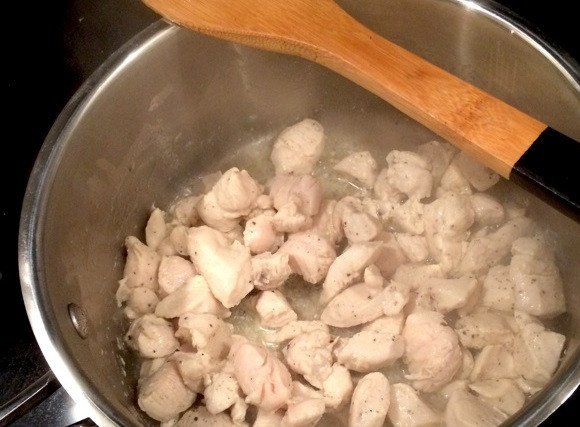 1. Этап. Куриный пирог в горшочке: 4. Разогрейте кастрюлю с оставшимся маслом и выложите мясо, обжарьте его до готовности, затем удалите на тарелку.