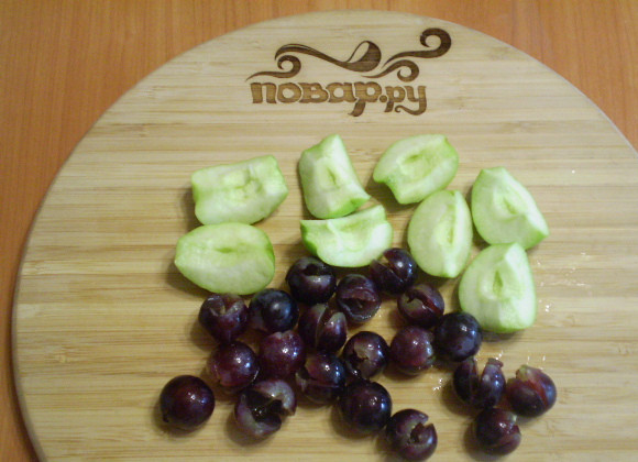 1. Этап. Зеленый коктейль для похудения: Яблоки режем на части, удаляем семечки. Виноград снимаем с веточки и удаляем косточки.