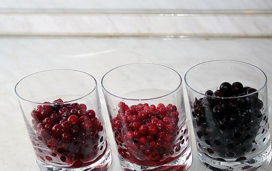 1. Этап. Кисель из клюквы: Хорошенько вымыть ягоды, затем дать им обсохнуть.