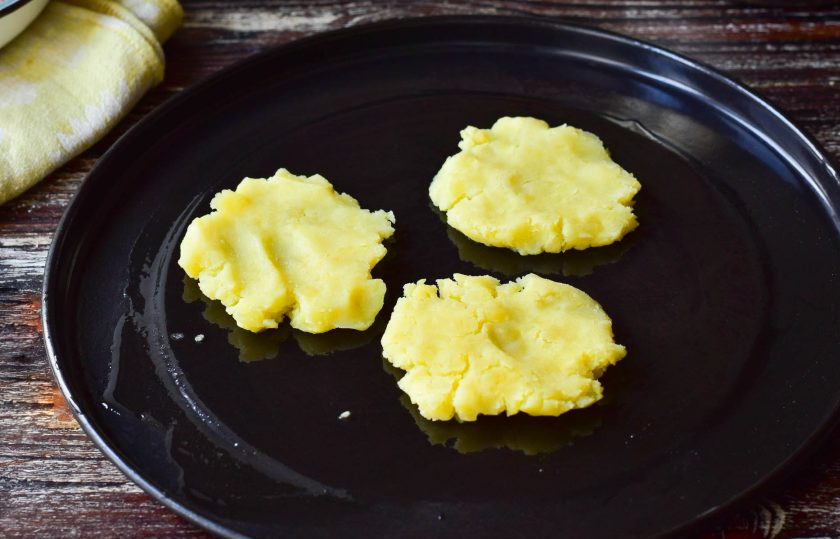 1. Этап. Мясо запеченное в пюре: Столовой ложкой на противень выложите лепешку из картофельного пюре, придавите ее.