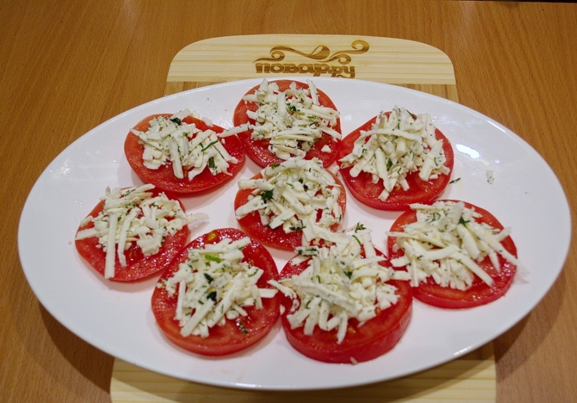 1. Этап. Помидоры с брынзой: Смешайте натертую на терке брынзу с измельченным укропом. По чайной ложке полученной смеси выложите на каждый помидор.