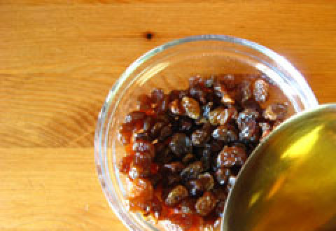 1. Этап. Кексики лимонные: Изюм промываем и заливаем коньяком. Оставляем на пол часа.