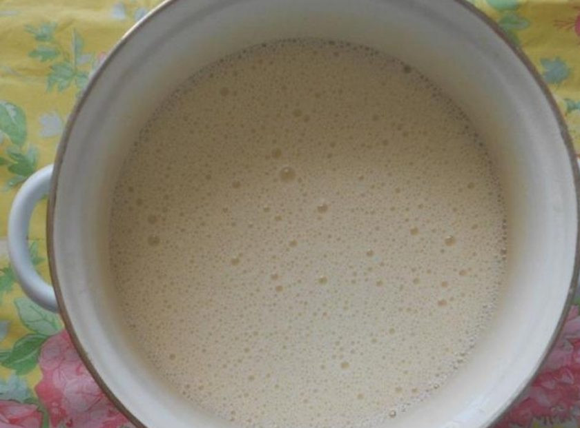 1. Этап. Простые блины на воде: В просеянную муку добавьте растительное масло, тщательно перемешайте до растворения комочков. Тесто должно получиться жидковатое.