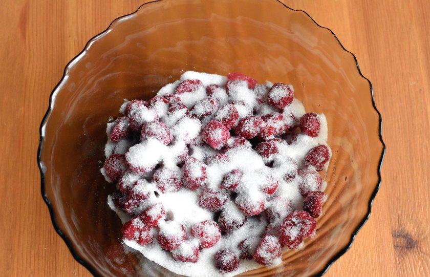 1. Этап. Тирольский пирог с вишней: Вишню засыпьте сахаром. При желании, для усиления вкуса можно добавить щепотку кардамона. Когда вишня пустит сок или разморозится, доведите ее до кипения. Удобнее это сделать в микроволновой печи. В горячую вишню добавьте подготовленный заранее по инструкции на упаковке желатин и дайте остыть до чуть теплого состояния.