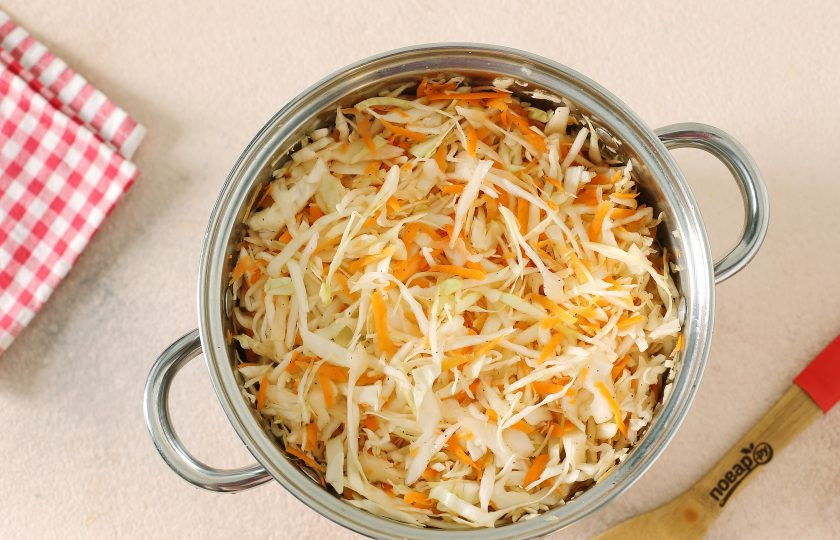 1. Этап. Капуста Бомба в горячем рассоле: Хорошо перемешайте, можно слегка помять капусту руками.