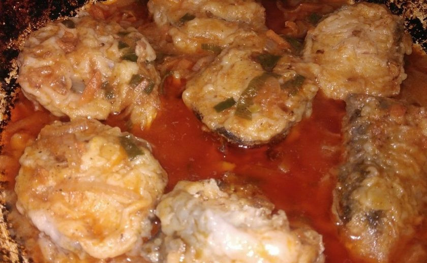 1. Этап. Хек под томатным маринадом: 6. Выкладываем рыбу и тушим около 15 минут на среднем огне.